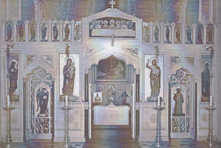 Ikonostas kostela sv. Antonína (Řím). Dvoukřídlé svaté dveře jsou otevřeny a umožňují pohled do oltářního prostoru se svatým prestolem. Nad dveřmi je obraz poslední večeře, vpravo od nich obraz Ježíše Krista, jižní dveře s obrazem světce a na kraji ikona sv. Antonína, kterému je zasvěcen chrám. Vlevo od svatých dveří je obraz Bohorodice, severní dveře s ikonou anděla a vedle nich další obraz světce. V horní řadě vedle poslední večeře jsou postavy andělů a apoštolů. Na svatých dveřích bývá vyobrazeno zvěstování Panně Marii a ikony čtyř evangelistů.